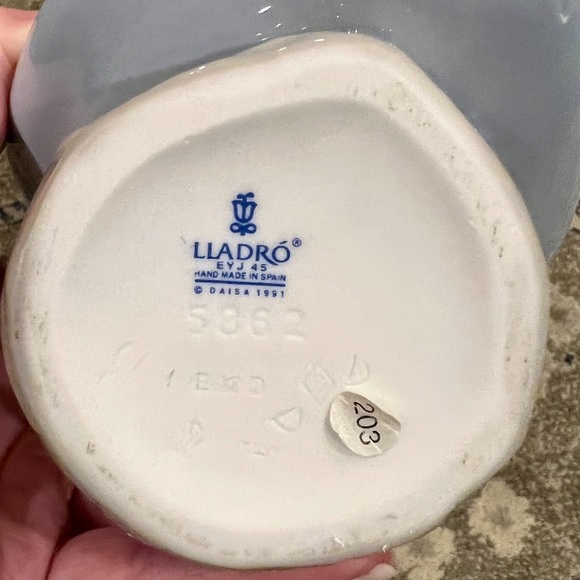 Lladro 5862 Fragrant Bouquet - retired piece- New Condition. - Picture 8 of 8